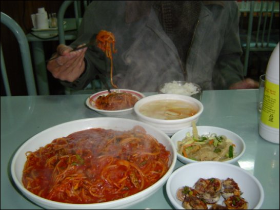 미더덕찜은 미더덕을 씹을 때마다 톡톡 터져나오는 향긋한 바다의 맛이 정말 끝내준다. 